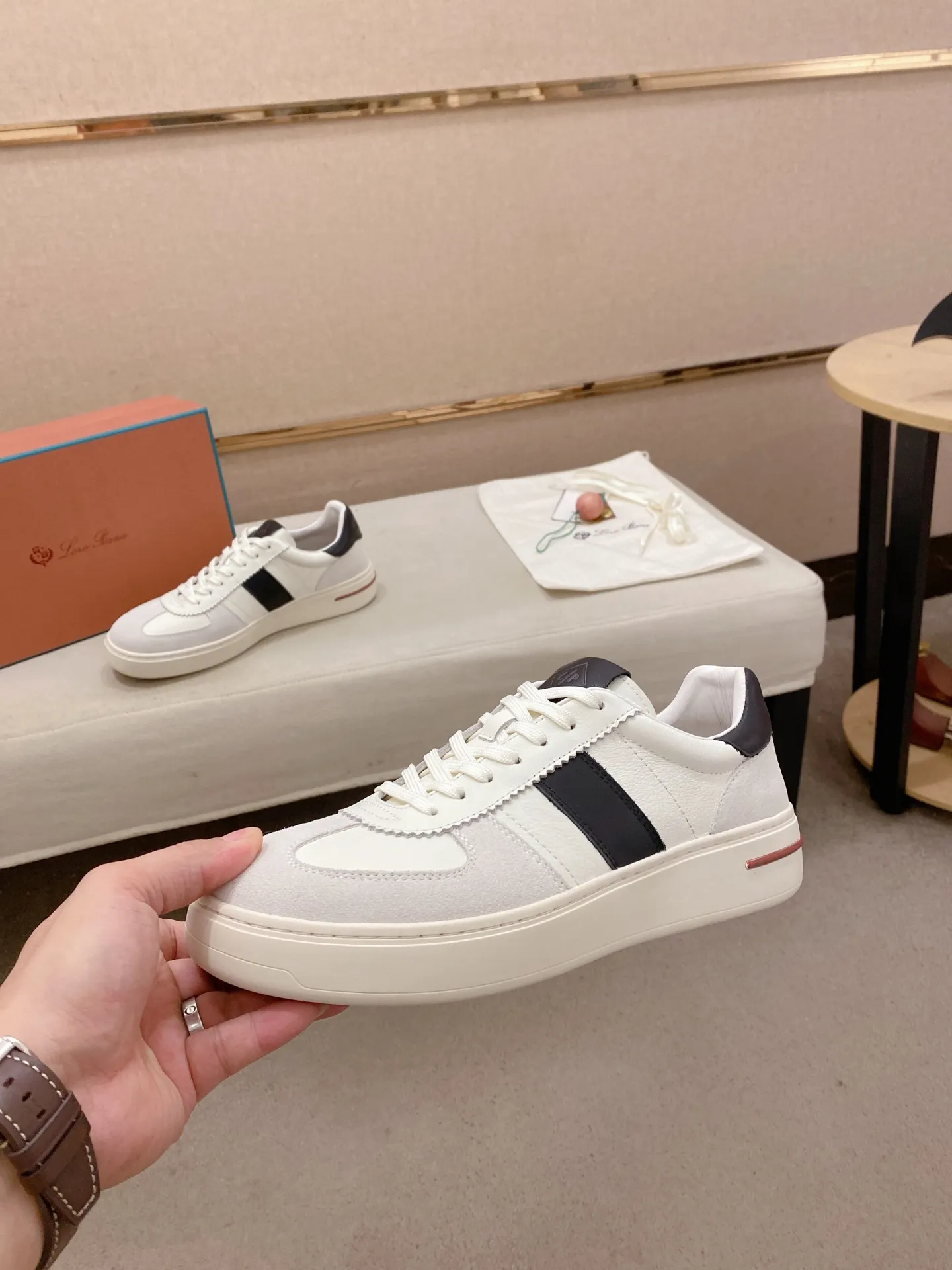 Men's shoes💰: 580💰🔥𝐥𝐨𝐫𝐨 𝐏𝐢𝐚𝐧𝐚 lp classic loafers, an Italian treasure brand, the only brand that can match Hermès! Only after wearing it do we realize that we can’t live up to our feet. The upper is made of imported first-layer cowhide with breathable fly-knit fabric, water-dyed cowhide foot pads, and the official original glass rubber outsole and pendant. Exclusive original packaging (tag ➕ brand paper ➕ outer box ➕ hand bag) code number: 38-44. Can be customized 45-46